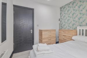Un dormitorio con una cama y una puerta negra. en Luxury 2BR Retreat Sheldon, en Sheldon