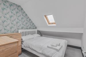 Un dormitorio pequeño con una cama con toallas. en Luxury 2BR Retreat Sheldon, en Sheldon 2 fotos más