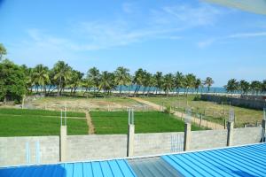 - une vue sur la plage depuis le balcon d'une maison dans l'établissement Seawave Beach Resort, à Bahūr
