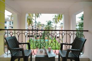 2 stoelen en een salontafel op een balkon bij Sukoon by Second Homes in Candolim