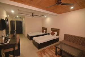 A television and/or entertainment centre at Hotel Dreamland Lataguri