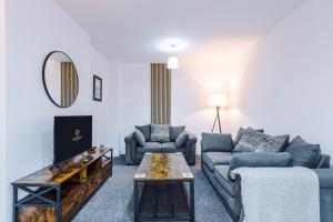 ハダーズフィールドにあるNEW! Detached House, Driveway, Perfect for Contractorsのソファ2つとテーブルのあるリビングルーム