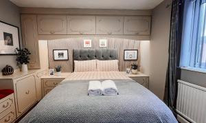 une chambre avec un lit avec deux serviettes dessus dans l'établissement Manchester Stays Walkden, à Worsley