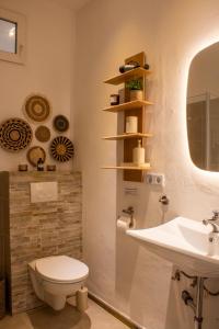 NiederdorlaにあるMit Terrasse und Blick ins Grüneのトイレと洗面台付きのバスルーム