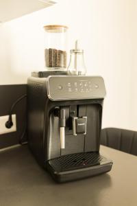 une cafetière noire assise au-dessus d'une table dans l'établissement Moderne und gemütliche Ferienwohnung in Holzbach, à Holzbach