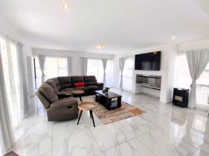 a living room with a couch and a table at Greenview Haven in Stompneusbaai