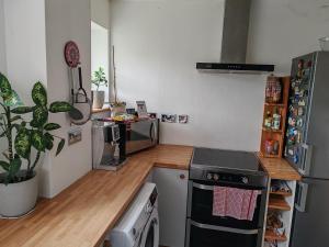 Η κουζίνα ή μικρή κουζίνα στο Peaceful Large Double Room l 55inch TV l Garden View