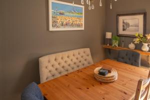 ein Esszimmer mit Tisch und Couch in der Unterkunft The Beach House in Exmouth + 38 Fotos