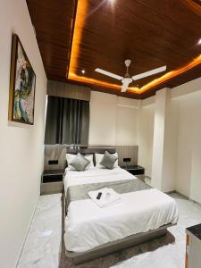 ein Schlafzimmer mit zwei Betten und einer Decke in der Unterkunft Hotel Pacific Inn in Ahmedabad