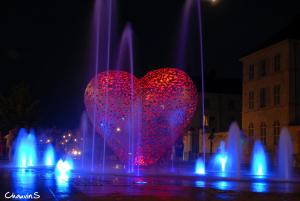 トロワにあるQuatre à Troyesの赤い心臓が噴水の真ん中に座っている
