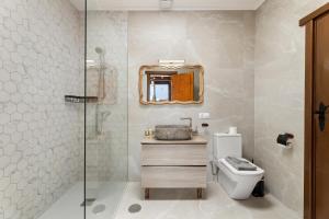 a bathroom with a toilet and a mirror at Finca Morro Herreno in Las Breñas +24 photos