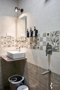 Ένα μπάνιο στο Frida Nest By Privy Stays, Alibag