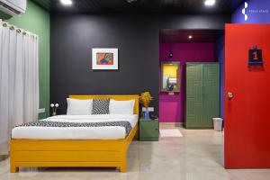 Ένα ή περισσότερα κρεβάτια σε δωμάτιο στο Frida Nest By Privy Stays, Alibag +63 φωτογραφίες