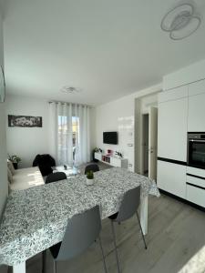 a kitchen and dining room with a table and chairs at Appartamento Rajmonda in Luino