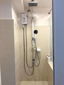 eine Dusche im Bad mit Dusche in der Unterkunft City Land Tagaytay Prime in Ulot