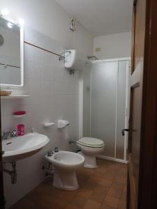a bathroom with a toilet and a sink at Fosso Delle Carceri Appartamenti in Rivotorto 