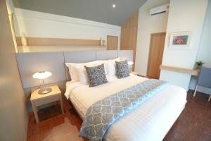 a small bedroom with a bed and a table at B89 3BR Hillside Seaview Escape in Ban Ko Kok +17 photos