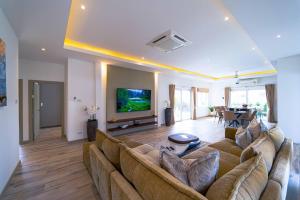 TV a/nebo společenská místnost v ubytování New Private Pool Villa with 3BR - MV77