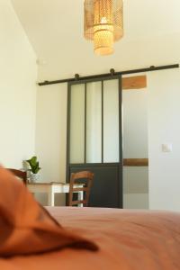 Habitación con mesa y puerta de cristal en Studio de charme, en Achères-la-Forêt