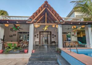 モージムにあるBeach Villa Morjimのプール付きのヴィラ、家