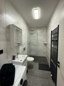 Koupelna v ubytování Freshly renovated City Apartments Essen KITCHEN WIFI near Düsseldorf Airport + 28 fotografií