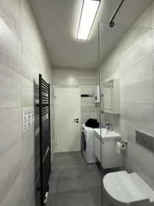 ein kleines Badezimmer mit Toilette und Waschbecken in der Unterkunft Freshly renovated City Apartments Essen KITCHEN WIFI near Düsseldorf Airport in Essen