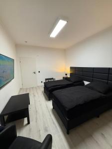 ein Schlafzimmer mit zwei Betten und einer Couch in der Unterkunft Freshly renovated City Apartments Essen KITCHEN WIFI near Düsseldorf Airport in Essen + 26 Fotos