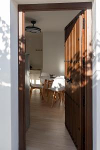 eine offene Tür zu einem Esszimmer mit einem Tisch in der Unterkunft Vivienda rural La Puentezuela in Grazalema