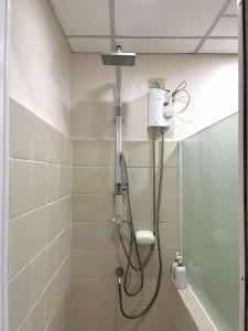 eine Dusche im Bad mit Dusche in der Unterkunft City Land Tagaytay Prime in Ulot