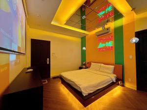 Voodi või voodid majutusasutuse Đào Hoa Love Hotel Sài Gòn toas +8 fotot
