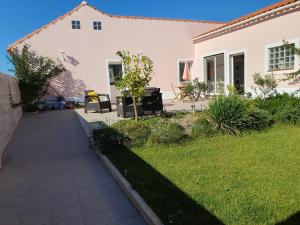 a backyard of a house with a lawn at Casa do Arelho in Óbidos