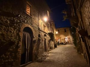 AlleronaにあるSix Keys Guesthouseの建物に明かりが灯る夜の路地 +18枚の写真