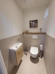 une salle de bain avec des toilettes blanches et un lavabo dans l'établissement La chouette paisible, à Villecroze 22 autres photos