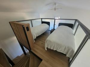 - 2 lits dans une chambre dotée d'un sol en verre dans l'établissement La chouette paisible, à Villecroze