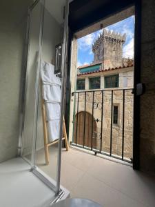 una ventana de un edificio con vistas en Apartamentos-loft A Muralla, en Tui