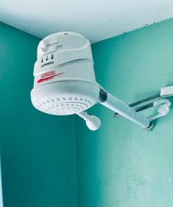 una luz colgando del techo de una habitación en Neitu Shalom Nest, en Eldoret