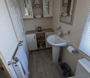 Gallery image of Caravan by the Sea DC09 in Kinmel Bay