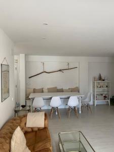 a living room with a couch and a table at Apartamento M Garaje Playa Golf in Zarautz