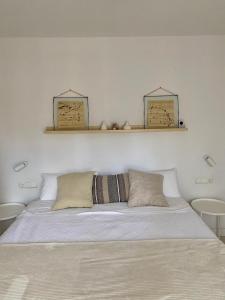a bedroom with a bed with two shelves on the wall at Apartamento M Garaje Playa Golf in Zarautz