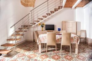 レヴェラーノにあるCasa Via Danteのダイニングルーム(テーブル、椅子付)、 +26枚の写真