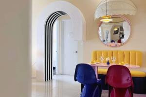 une salle à manger avec une table, des chaises et un miroir dans l'établissement Dooga Ins-Retro Dreamland Seaview Bathtub by Doogahome Homestay, à Johor Bahru