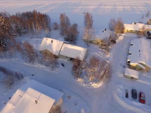 una vista aérea de una zona cubierta de nieve con edificios en Santa Claus apartment 2 - 6 people, en Rovaniemi