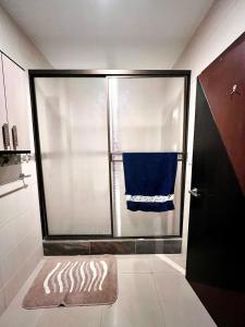 a bathroom with a shower with a rug on the floor at Samborondón Luxury Room by Adriana in SamborondÃ³n
