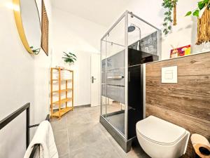 ニュルンベルクにあるScandi Loft für bis zu 12, Whirlpool, Sauna, Gaming, Nordstadtのバスルーム(ガラス張りのシャワーブース、トイレ付) +70枚の写真
