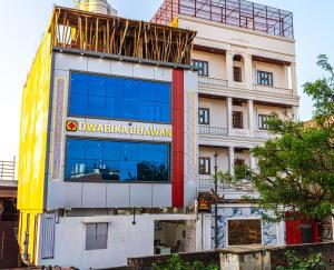 un bâtiment avec un panneau indiquant Dynamik Bangalore dans l'établissement Omji Dwarika Bhawan - 2km from Ram Temple, à Ayodhya