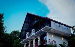 un edificio con muchas ventanas en Mountain Breeze Villa, en Ella