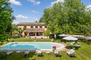 een landgoed met een zwembad en een huis bij Villa Delle Vigne in Novilara