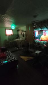 un soggiorno con una luce verde e un divano di Ciel's Haven a Binangonan Altre 3 foto