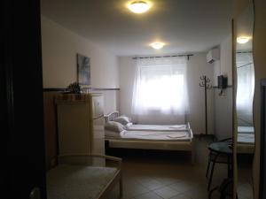 a small room with a bed and a window at M0 Lakihegy Horgony u 10 in Szigetszentmiklós +4 photos