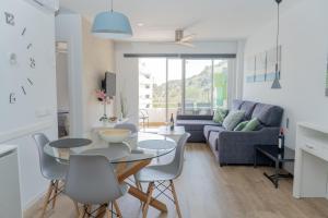 a kitchen and living room with a table and chairs at Apartamento Rincón de la calma in Alcudia